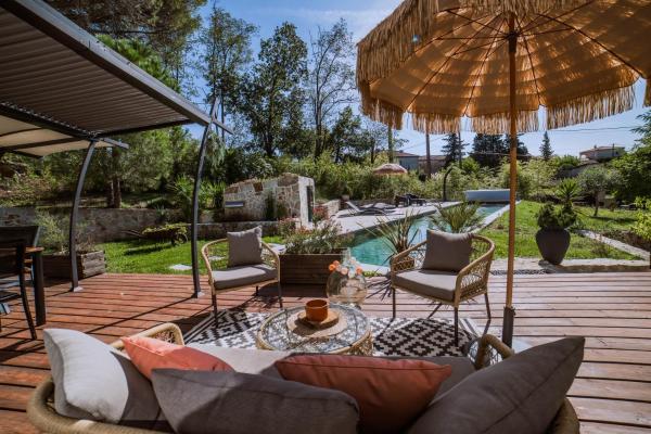 Villa de Charme avec Piscine Calme & Élégance, Book  Rhône-Alps hoteller med pool, Swimmingpool