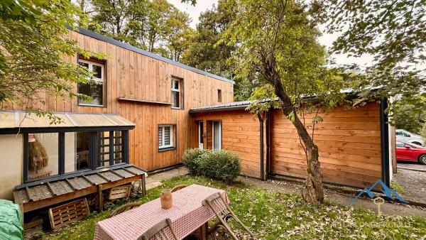La maison du Trappeur et la cabane des sources, Book  Hoteller i Rhône-Alps med parkering, Parkering