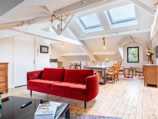 Nid douillet climatisé et lumineux, proche centre, Book  Hoteller i Rhône-Alps med parkering, Parkering