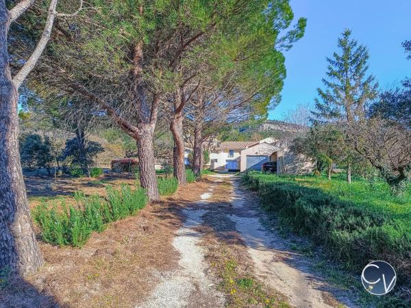 Gîtes à la ferme - Domaine du Rombet, Book  Hoteller i Rhône-Alps med parkering, Parkering