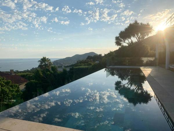 Sea View Villa In Carqueiranne, Book  Hoteller i Var coast med pool, Swimmingpool