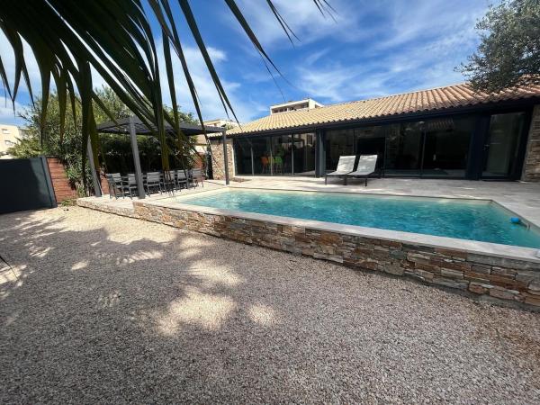 Villa 5 min walk to beach port, Book  Hoteller i Var coast med pool, Swimmingpool