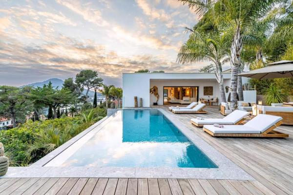 Contemporary Villa With Hillside Views, Book  Hoteller i Var coast med pool, Swimmingpool
