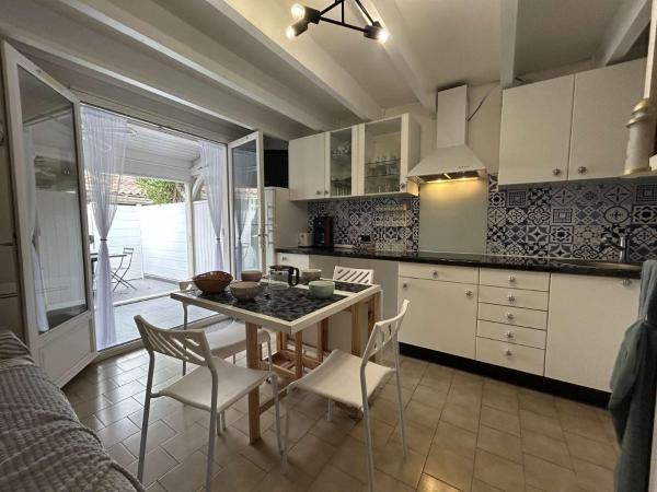 Villa de vacances - type T2 cabine CT720-127, Book  Cap d'Agde hoteller med parkering, Parkering