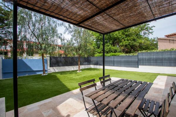 Villa rénovée au CAP BRUN, Book  Hoteller i Var coast med parkering, Parkering