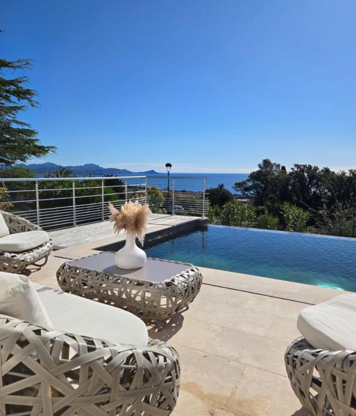 Villa Bali, magnifique vue mer et Esterel, Book  Hoteller i Var coast med pool, Swimmingpool