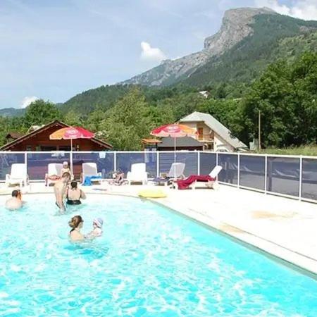 ZEcamping dog friendly terrain multisports piscine, Book  Hoteller i Rhône-Alps med parkering, Parkering
