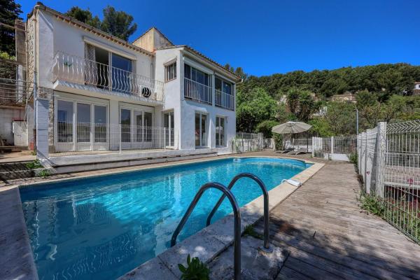 Haut de Villa Helvétie - Welkeys, Book  Hoteller i Var coast med pool, Swimmingpool