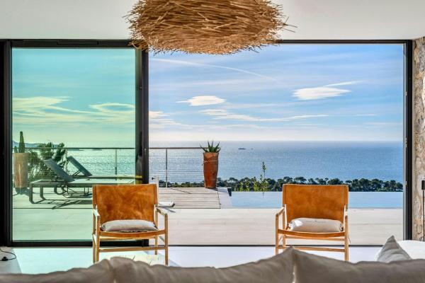 Contemporary Villa With Sea View, Book  Hoteller i Var coast med pool, Swimmingpool