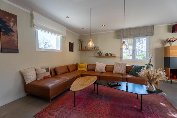 Modern Villa with Hot Tub, 6P, Book  Hoteller i Rhône-Alps med parkering, Parkering