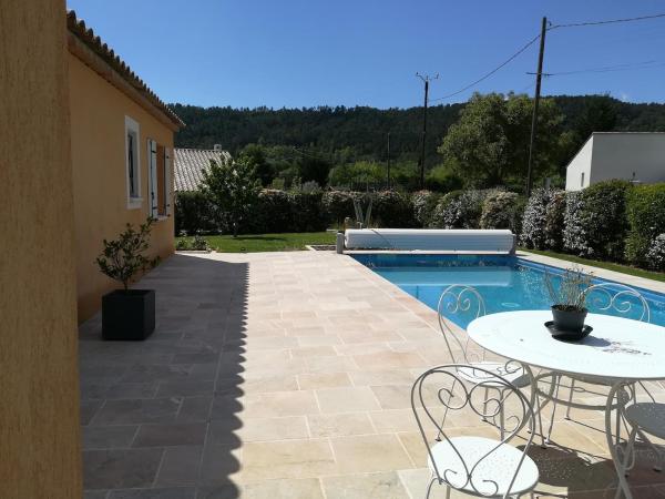 Villa pool air-conditioning garage near golf, Book  Hoteller i Rhône-Alps med parkering, Parkering