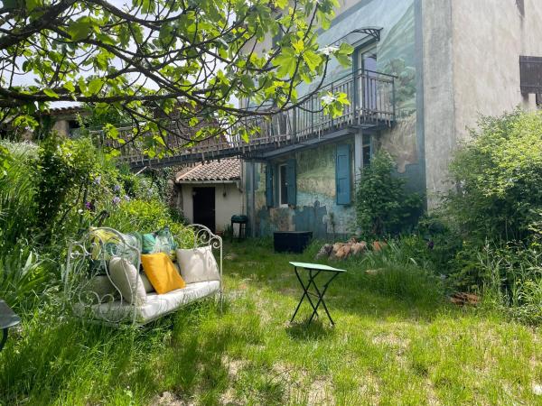 Entre REDARES et SALENDRINQUE, Book  Hoteller i Rhône-Alps med parkering, Parkering