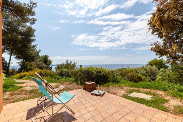 Villa Catherine vue mer et terrasse, Book  Hoteller i Var coast med parkering, Parkering