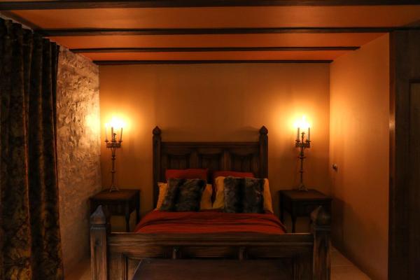 Chambre d\hôte médiévale, Book  Saint-Aoustrille 