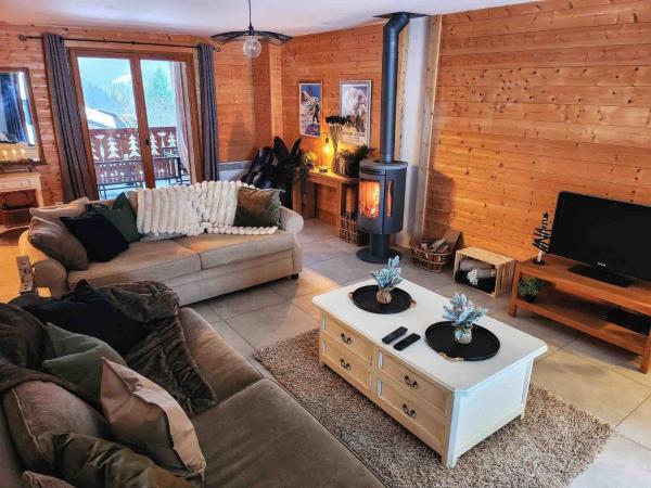 Chalet Abricotine, sleeps 10, Hot tub, Book Chalet Hoteller i Rhône-Alps med parkering, Parkering
