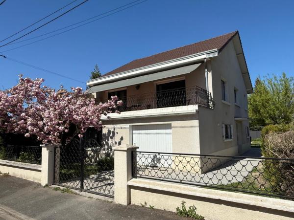Villa in Cosne, Book  Hoteller i Burgund med parkering, Parkering