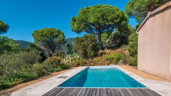 Villa églantine- Piscine- calme, Book  Hoteller i Var coast med pool, Swimmingpool