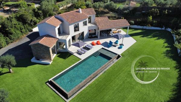 Villa Maéna - Grande piscine - Entre mer et nature, Book  Hoteller i Carqueiranne med pool, Swimmingpool