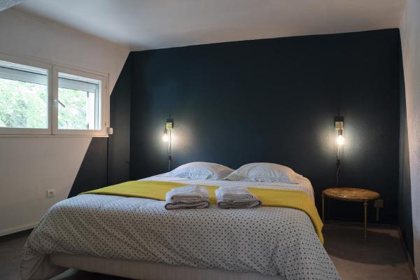 La Villa Plaisance - maison et Chambres d hôtes à proximité de Châteaneuf-du-Pape, Book  Rhône-Alps hoteller med pool, Swimmingpool