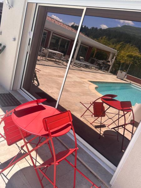 Chambres Segustera, Book  Hoteller i Rhône-Alps med pool, Swimmingpool