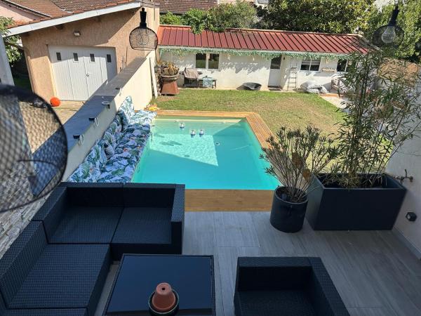 Villa lyon 8e, 8 personnes Piscine jardin, parking privé, terrain de pétanque, Book  Hoteller i Monplaisir med pool, Swimmingpool
