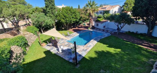 St-Clair Villa, piscine & pinède, Book  Étang de Thau hoteller med pool, Swimmingpool