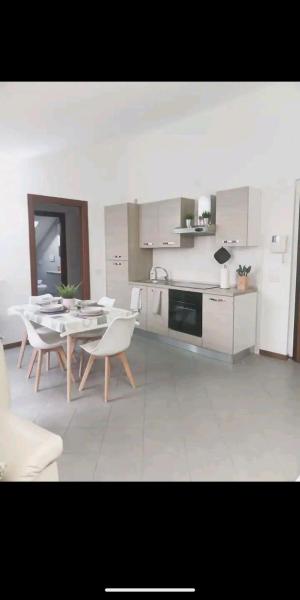 Suite Room Malpensa apartment, Book Lejlighed Hoteller i Cardano Al Campo med parkering, Parkering