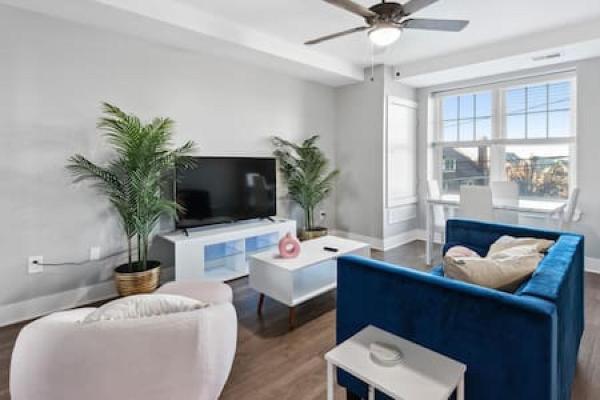 Your Cozy 2-Bedroom Midtown, Book  Detroit 