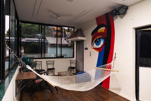 JOY HOSTEL - Digital Nomads Hostel & PG - Koregaon Park, Book  Hoteller i New Delhi med parkering, Parkering