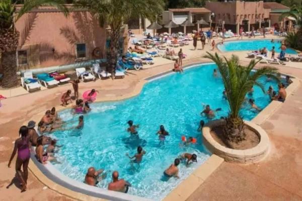 ZEcamping 4 étoiles parc aquatique hammam et restaurant, Book  Hoteller i Var coast med pool, Swimmingpool