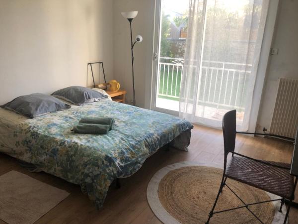 CHAMBRE proche sentiers CONLEAU, Book  Bretagne hoteller med parkering, Parkering