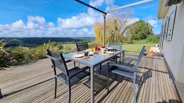 Jolie maison à la campagne - magnifique vue - 6pers, Book  Carvès Limousin