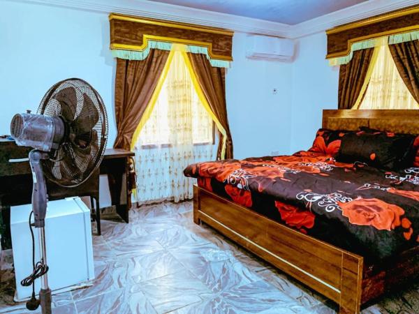 Lugbe Guest House by Select on Airport Rd, 1Bedroom,1King-Bed, Private Bathroom, Book  Hoteller i Federal Capital Territory med parkering, Parkering
