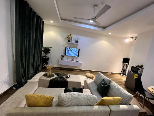 Cozy minimal suite, Book  Hoteller i Greater Accra med parkering, Parkering