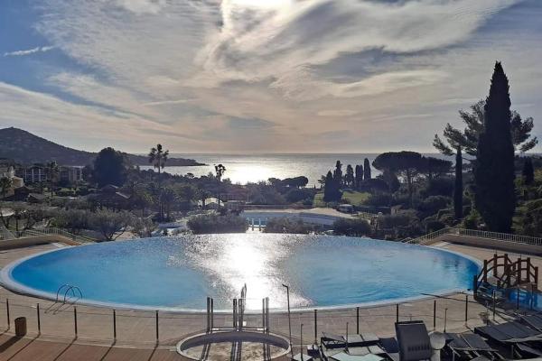 Village Cap Esterel, P2 face golf et mer, Book  Hoteller i Var coast med pool, Swimmingpool