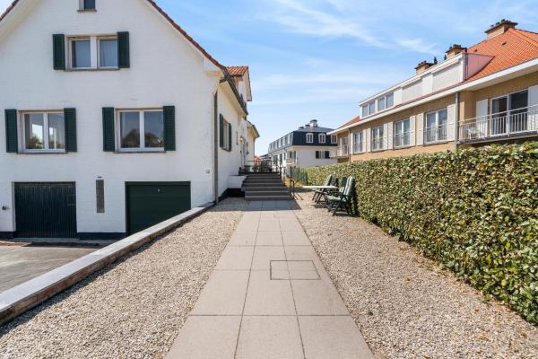 Villa Maria Villa aan zee met privé parking 8p, Book  Nieuwpoort 