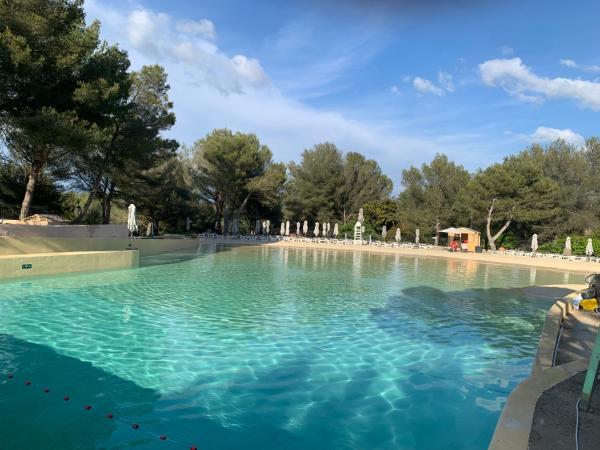Appartement domaine du golf Pont Royal Provence avec PARC AQUATIQUE compris, Book  Carros hoteller med pool, Swimmingpool