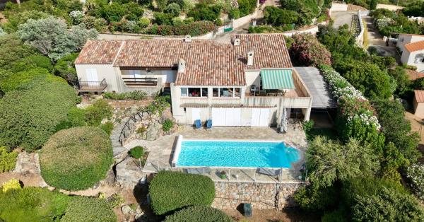 Villa climatisée, 5 Pieces, 140M2 grande piscine vue époustouflante proche plage du Rupione Pietrosella, Book  Korsika hoteller med parkering, Parkering