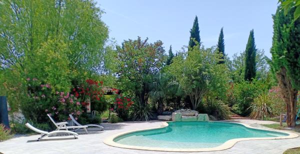 Instant parfait en Provence Villa 10 personnes - piscine privative avec magnifique parc, Book  Rhône-Alps hoteller med pool, Swimmingpool