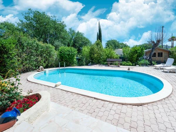 Villa in Taradeau near Vineyards & Beaches, Book  Hoteller i Rhône-Alps med pool, Swimmingpool