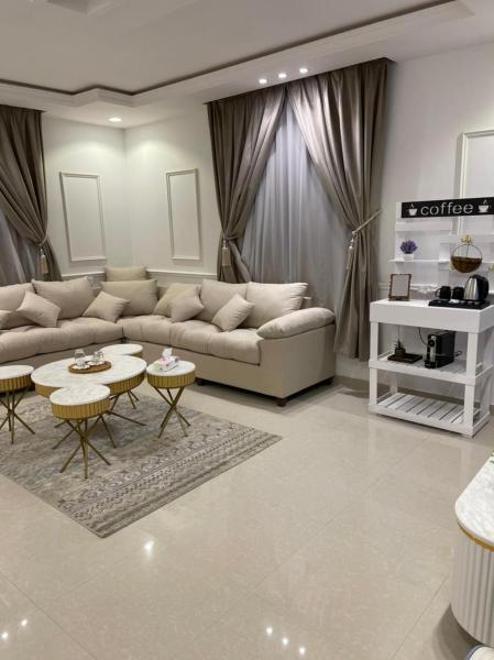 شقة غرفة وصالة دخول ذاتي ضمن فيلا سكنية حي الرمال, Book  Riyadh Region hoteller med parkering, Parkering