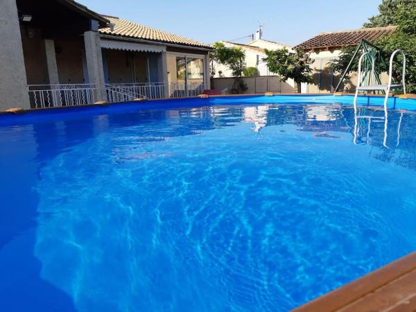 La Villa des Sorgues, Book  Rhône-Alps hoteller med pool, Swimmingpool