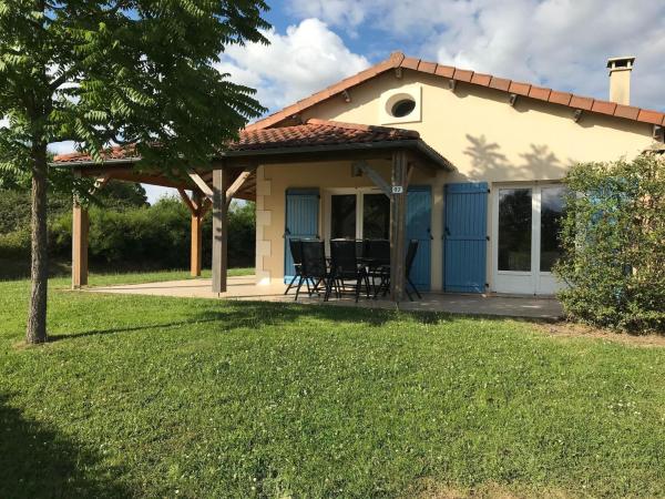 Villa in Les Forges with Golf & Pool Access, Book  Hoteller i Aquitaine med pool, Swimmingpool