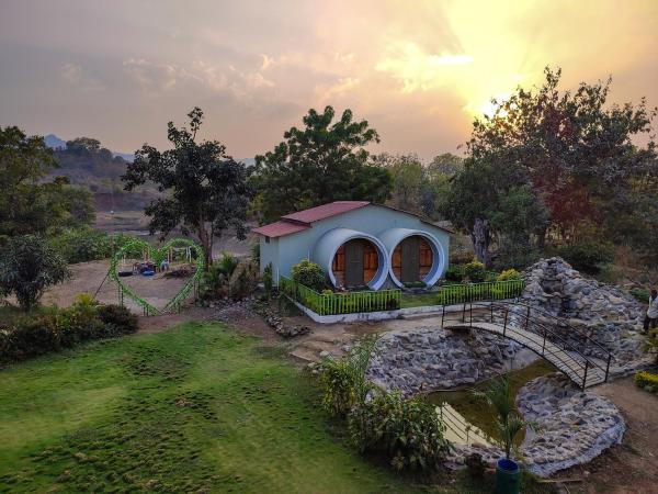 Van Vagdo Resort, Book  Garudeshwar hoteller med pool, Swimmingpool