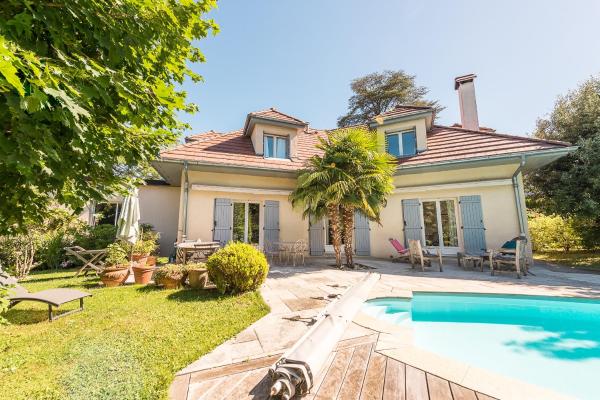 Villa Enfance - Piscine privée et proche Lac d'Annecy, Book  Rhône-Alps hoteller med pool, Swimmingpool