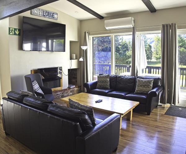 6BR Blue Mountain Chalet Hot Tub Updated Walk to Village Fun, Book Chalet Ontario hoteller med parkering, Parkering