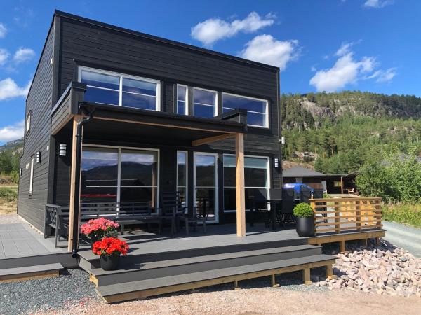 Modern lakehouse with jacuzzi & sauna, near golf and alpine, Book Feriehus Vradal Vestfold