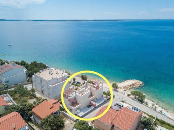 Villas Katja & Hana by Pag tours, Book  Kvarner hoteller med parkering, Parkering