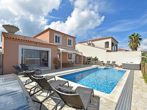Villa in Le Grau du Roi near Flamingo Lagoon, Book  Camargue hoteller med pool, Swimmingpool