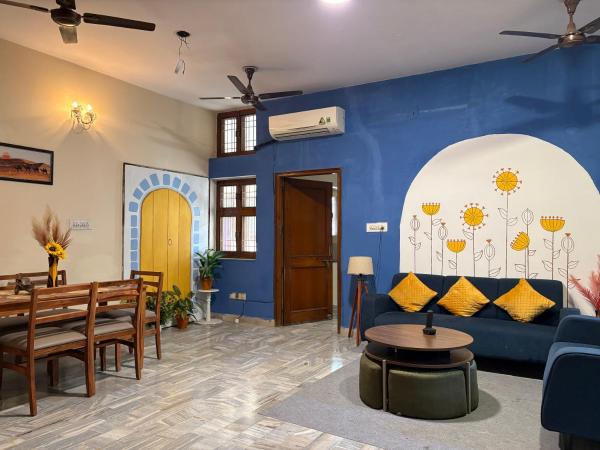 Entire 4BHK Villa with a Colour Pop kids Room, Book  Rajasthan hoteller med parkering, Parkering